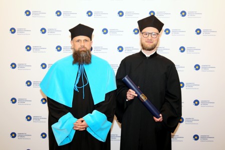 dr Marek Placiński wraz z promotorem prof. dr. hab. Przemysławem Żywiczyńskim. Kliknij, aby powiększyć zdjęcie.